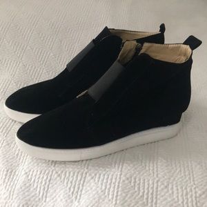 Black wedge sneaker